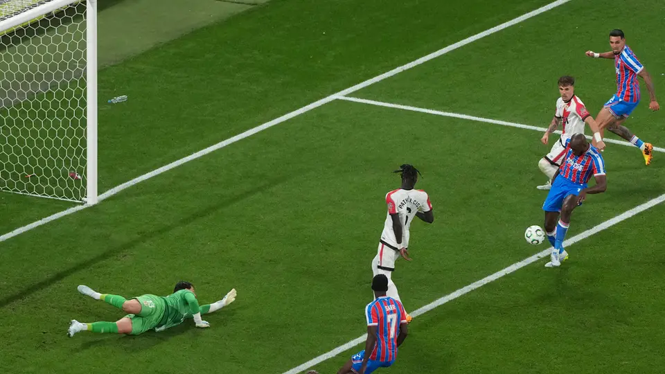 Jean-Philippe Mateta con Crystal Palace ante Rayo Vallecano en la Final de la Conference League | AP