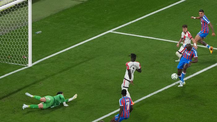 Jean-Philippe Mateta con Crystal Palace ante Rayo Vallecano en la Final de la Conference League | AP