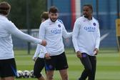 Khvicha Kvaratskhelia en entrenamiento con PSG previo a la Final de Champions League | AP