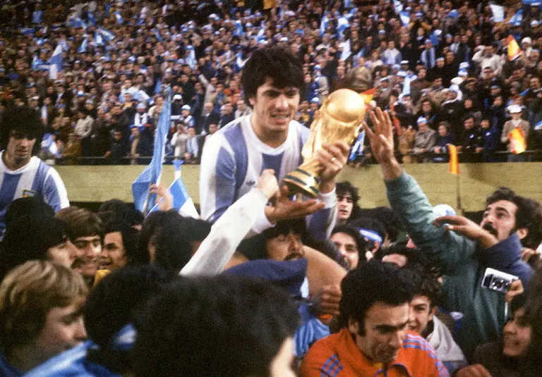 Daniel Passarella levanta el trofeo tras el triunfo de Argentina en la Final de la Copa Mundial 1978 | AFP