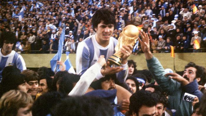 Daniel Passarella levanta el trofeo tras el triunfo de Argentina en la Final de la Copa Mundial 1978 | AFP