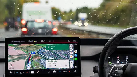 Manipular el GPS mientras el vehículo está en movimiento es considerado una falta al Reglamento de Tránsito./ Pixabay