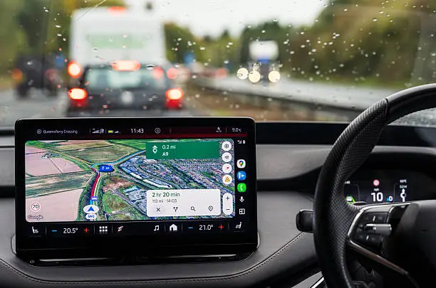Manipular el GPS mientras el vehículo está en movimiento es considerado una falta al Reglamento de Tránsito./ Pixabay