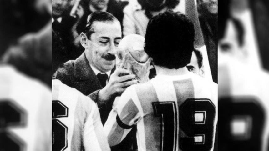 Jorge Rafael Videla con Daniel Passarella tras la victoria de la Selección de Argentina en el Mundial 1978 | AFP