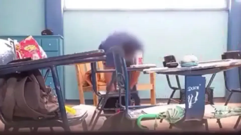 Las imágenes muestran al maestro revisar las mochilas de sus alumnos / Especial