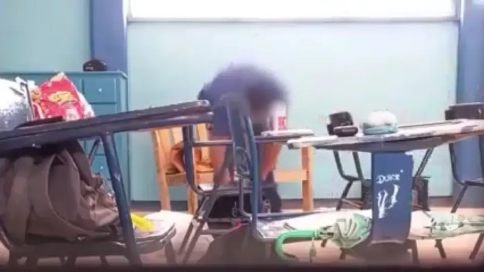 Las imágenes muestran al maestro revisar las mochilas de sus alumnos / Especial