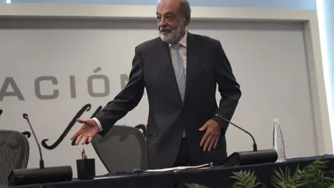 Carlos Slim aseguró que Telmex nunca obtuvo el permiso para ofrecer televisión de paga durante el sexenio de AMLO. / AP
