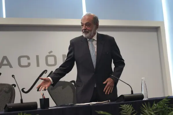 Carlos Slim aseguró que Telmex nunca obtuvo el permiso para ofrecer televisión de paga durante el sexenio de AMLO. / AP