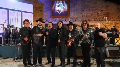 Grupo Yndio y Carin Leon en la grabación del video Dame un Beso y Dime Adiós. / Hilde Lara (@Hildeyndio) Facebook