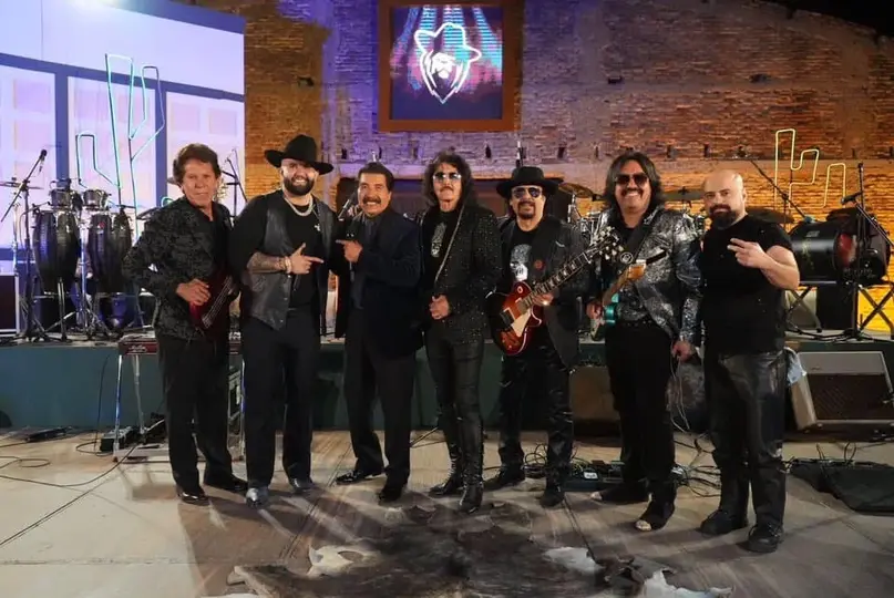 Grupo Yndio y Carin Leon en la grabación del video Dame un Beso y Dime Adiós. / Hilde Lara (@Hildeyndio) Facebook