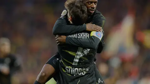 Khvicha Kvaratskhelia y Ousmane Dembele en celebración con PSG en la Ligue 1 | AP