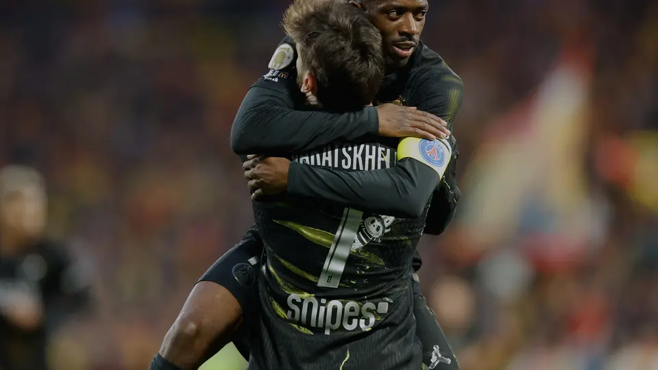 Khvicha Kvaratskhelia y Ousmane Dembele en celebración con PSG en la Ligue 1 | AP