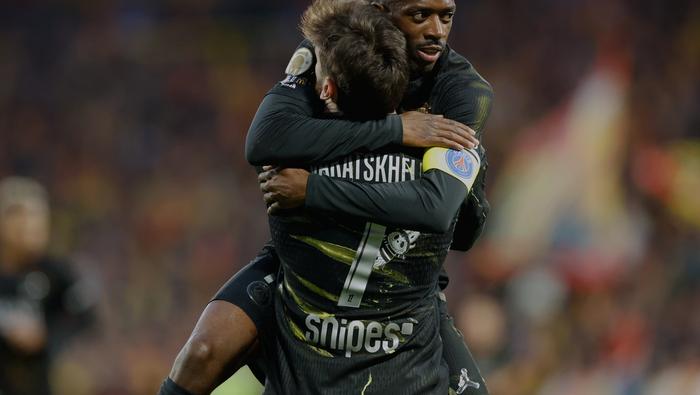 Khvicha Kvaratskhelia y Ousmane Dembele en celebración con PSG en la Ligue 1 | AP