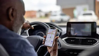 ¿Te pueden multar por usar Waze o Google Maps mientras manejas?