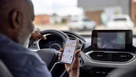 ¿Te pueden multar por usar Waze o Google Maps mientras manejas?