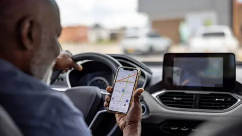 ¿Te pueden multar por usar Waze o Google Maps mientras manejas?