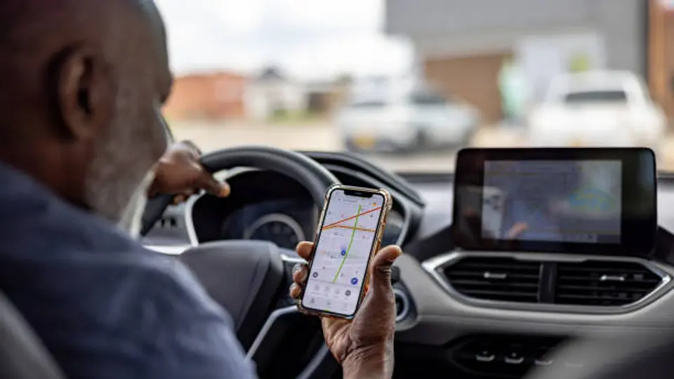 ¿Te pueden multar por usar Waze o Google Maps mientras manejas?