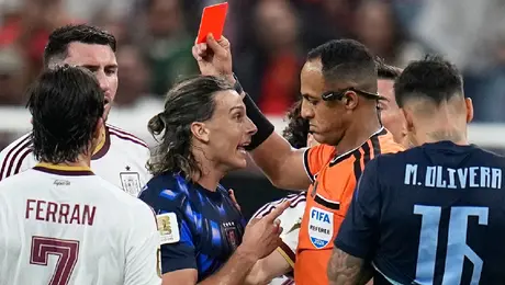 ¡Garra Charrúa frustrada! Canobbio sale expulsado y provoca bronca en el Uruguay vs España