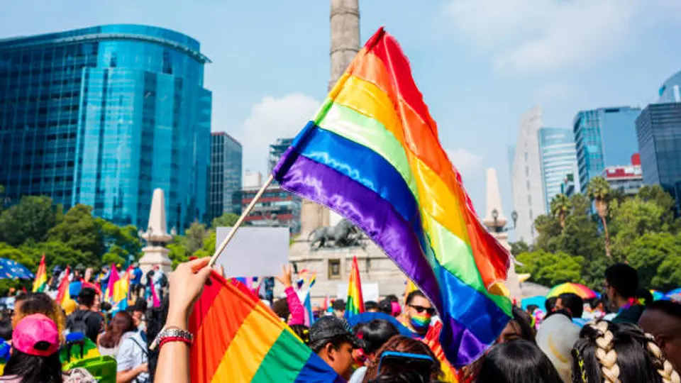 Miles de personas participarán este sábado en la Marcha LGBT+ 2026 que recorrerá Paseo de la Reforma rumbo al Zócalo capitalino. / iStock