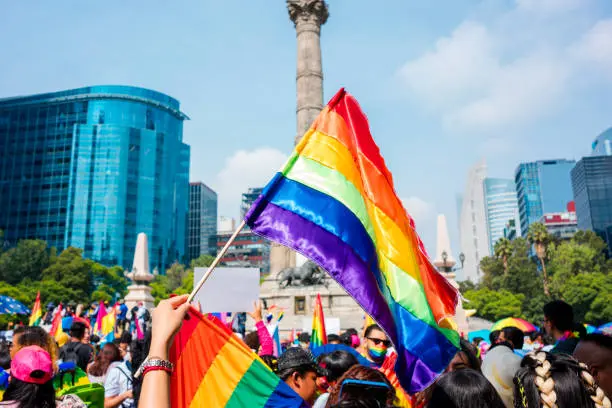 Miles de personas participarán este sábado en la Marcha LGBT+ 2026 que recorrerá Paseo de la Reforma rumbo al Zócalo capitalino. / iStock