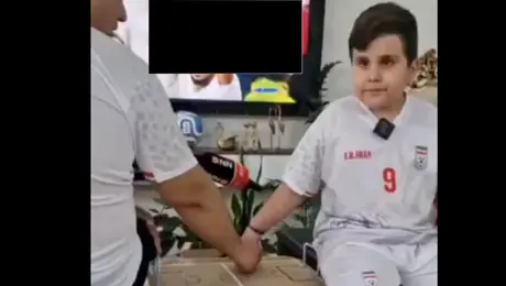 Padre iraní usa una cancha de cartón para que su hijo ciego "sienta" el Mundial