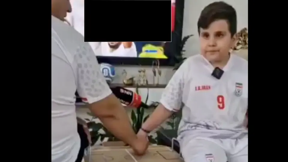 Padre iraní usa una cancha de cartón para que su hijo ciego "sienta" el Mundial