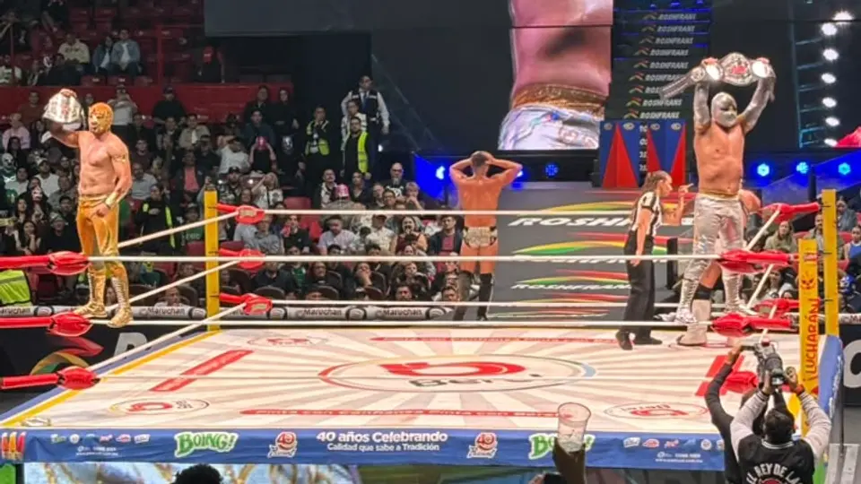'La pareja de Plata y Oro' festeja el triunfo en el evento central del viernes espectacular | EMILIANO CÁRDENAS