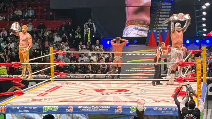 'La pareja de Plata y Oro' festeja el triunfo en el evento central del viernes espectacular | EMILIANO CÁRDENAS