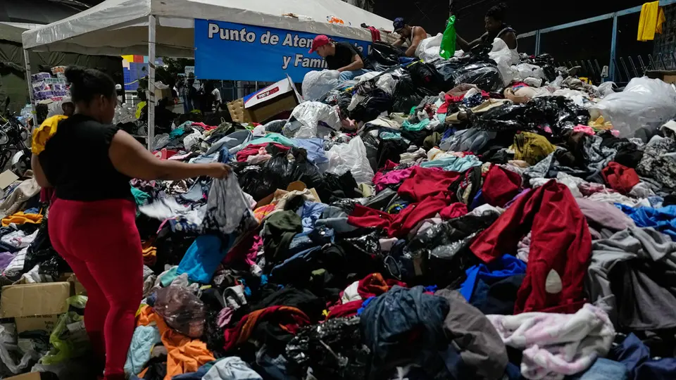 Se cree que más de 200 personas continúan atrapadas entre los edificios colapsados / AP