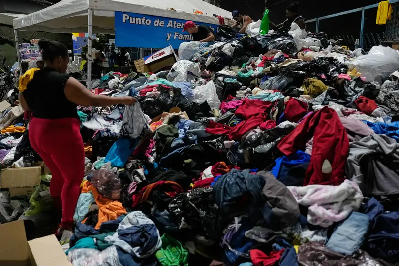 Se cree que más de 200 personas continúan atrapadas entre los edificios colapsados / AP