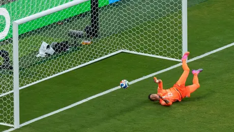 Fernando Muslera hace el oso del Mundial: Bielsa no se lo perdona y lo exhibe sacándolo de cambio