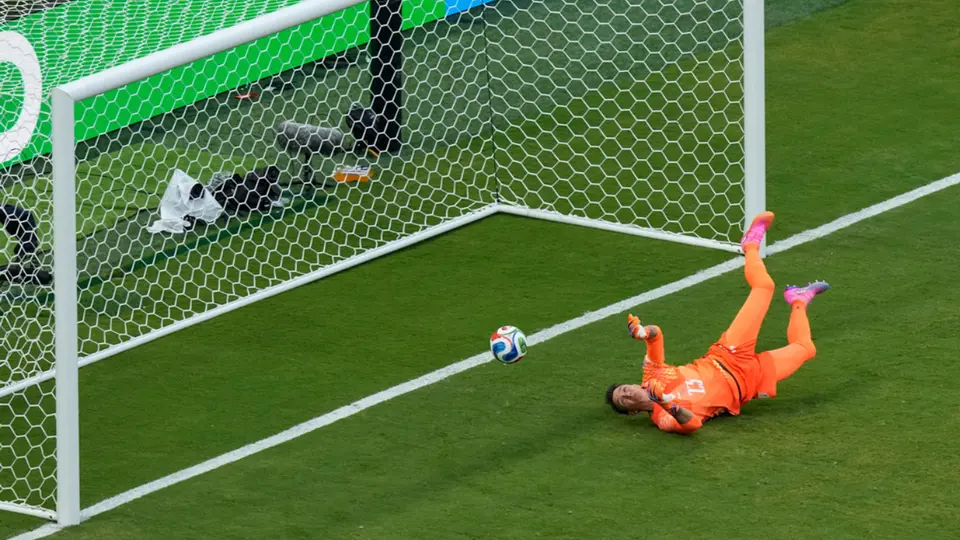 Fernando Muslera comete error en el Uruguay vs España | AP