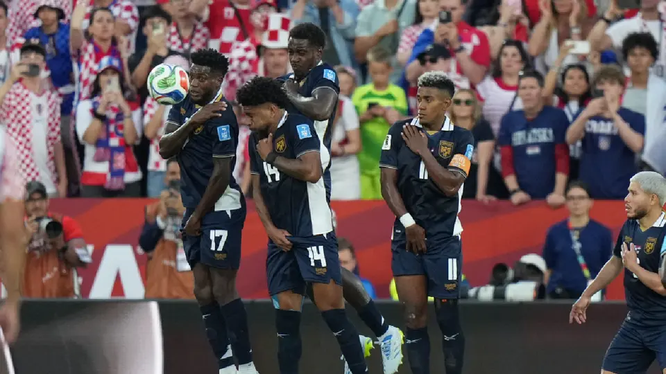 Jugadores de Panamá se pelean en entrenamiento, previo a enfrentar a Inglaterra