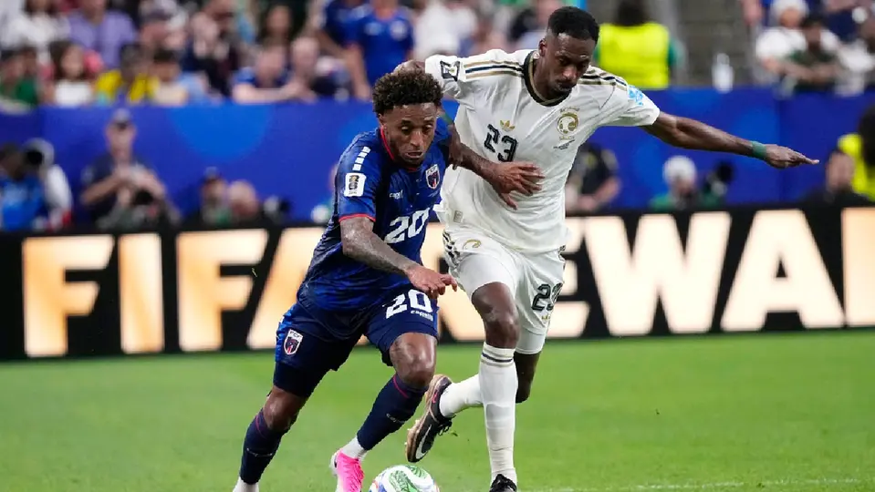 Ryan Mendes ante Arabia Saudita l AP