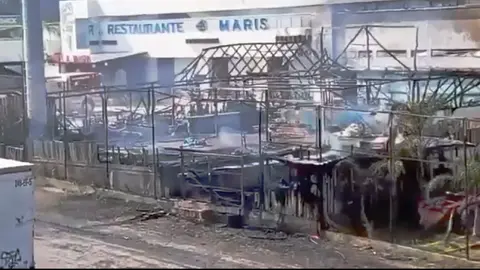 Varios negocios quedaron afectados por la explosión, por eso quedaron también en llamas / Especial