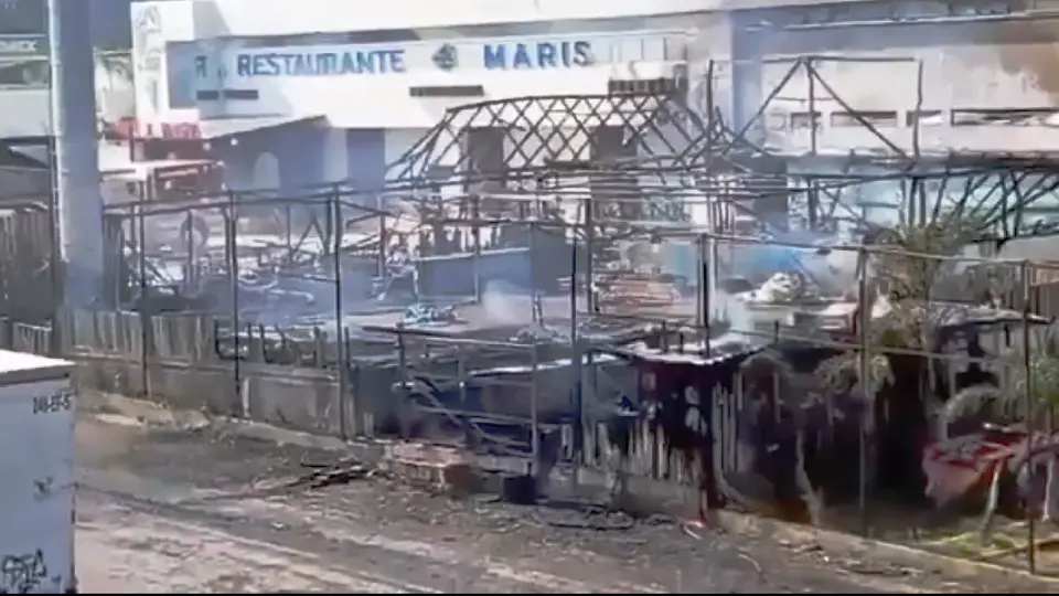 Varios negocios quedaron afectados por la explosión, por eso quedaron también en llamas / Especial