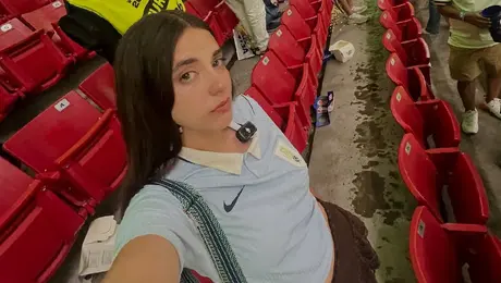 ¿La Caramelo uruguaya? Ella es Alaska, la polémica influencer que acompañó a Uruguay al Mundial