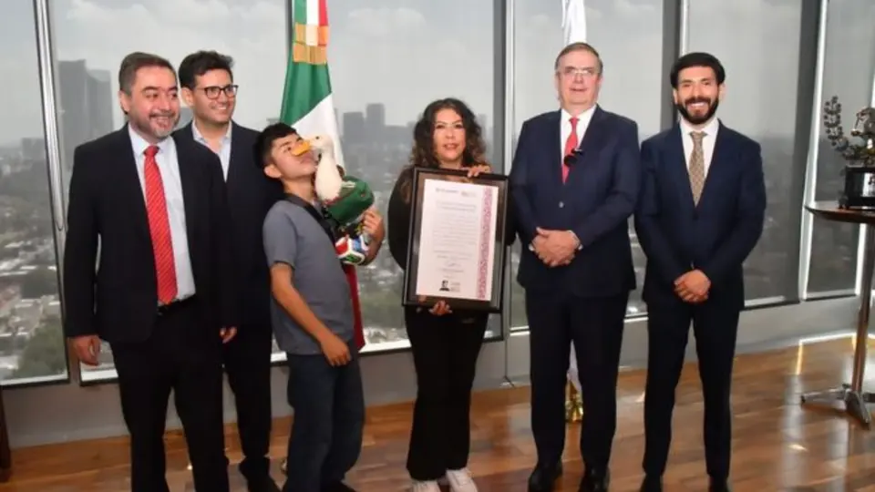 El secretario de Economía, Marcelo Ebrard, acompañó al Pato Merlín para su registro en el IMPI / FB: @impi.mexico