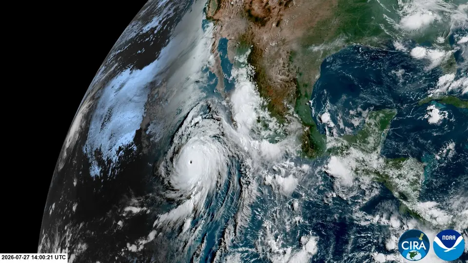 El centro del huracán Genevieve fue localizado a 855 kilómetros al sur-suroeste de Cabo San Lucas, Baja California Sur, de acuerdo con el SMN./ X: @webcamsdemexico