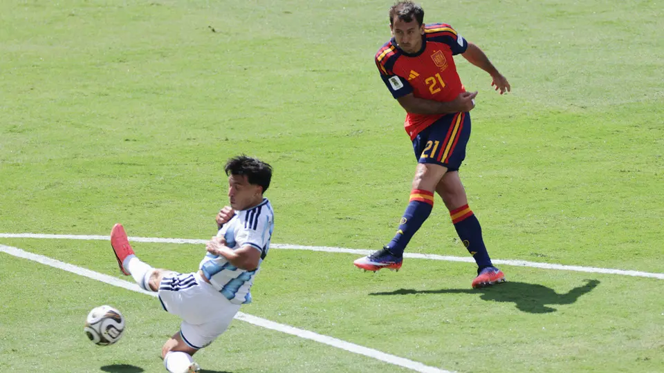 Lisandro Martínez defendiendo un tiro de Mikel Oyarzabal | AP