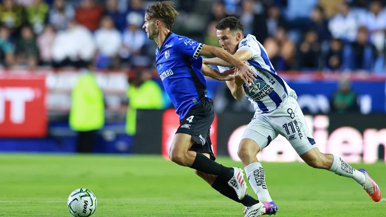 Carlo Adriano peleando el balón con Oussama Idrissi | MexSport