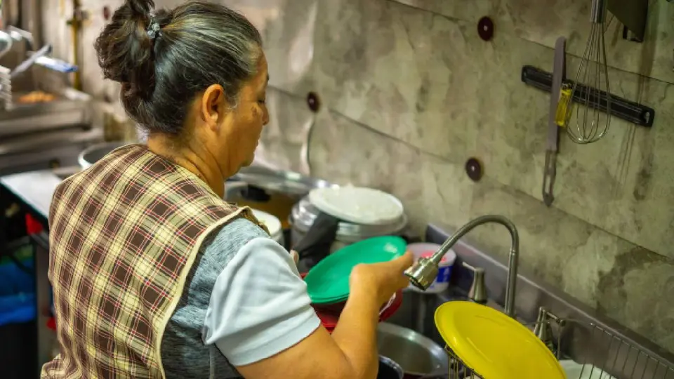 Especialistas señalan que la desigualdad laboral sigue afectando los ingresos de las mujeres / pexels