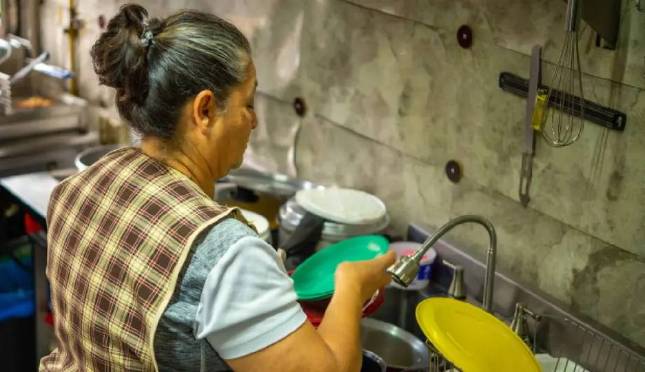 Especialistas señalan que la desigualdad laboral sigue afectando los ingresos de las mujeres / pexels