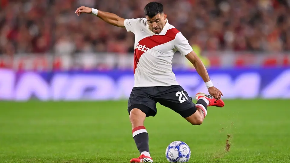 Marcos Acuña dispara en juego ante Barracas Central | X: @RiverPlate