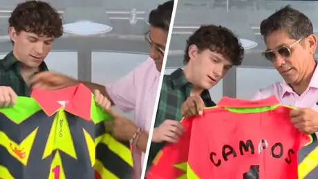 Jorge Campos regala su icónico jersey a Tom Holland