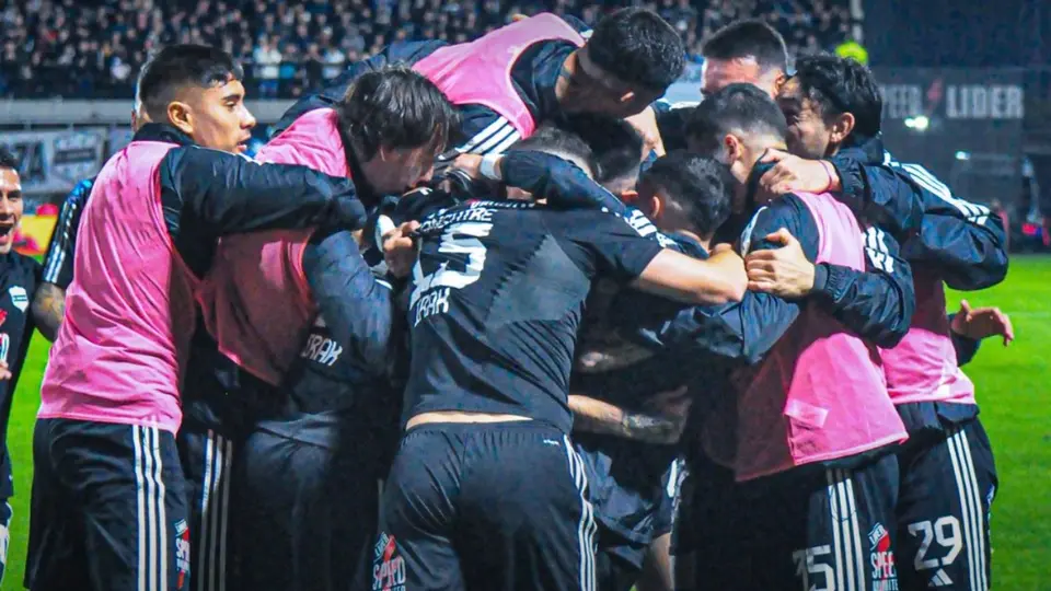 Jugadores de Deportivo Riestra celebran triunfo ante Boca | X: @prensariestra