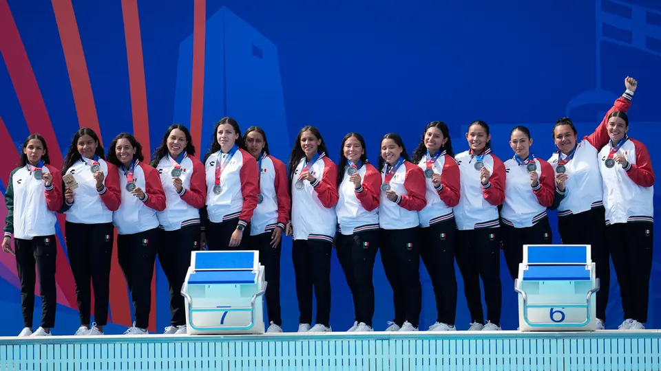 México celebrando medalla de plata en Water Polo | AP