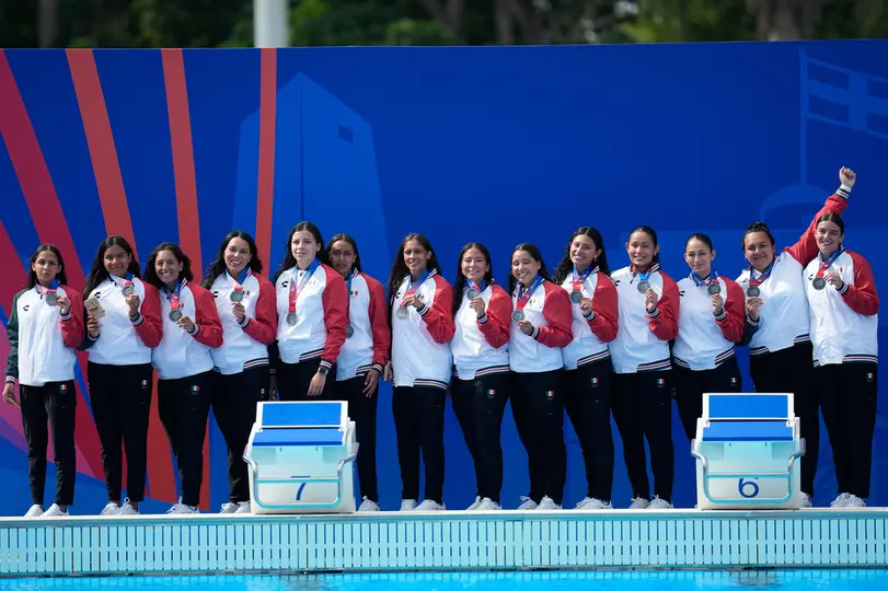 México celebrando medalla de plata en Water Polo | AP