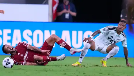 Así fue la brutal entrada de Joseph Rosales sobre Federico Pereira que causó la roja de Austin