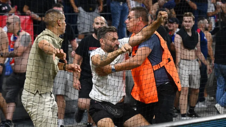 Aficionados de Lyon buscando entrar al terreno de juego | AFP